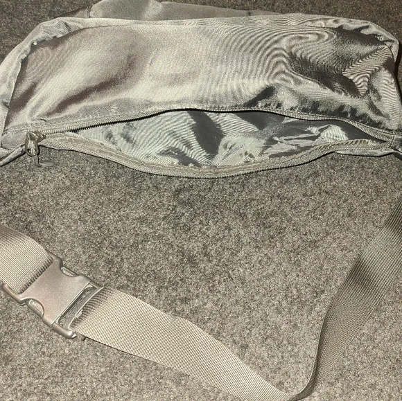 Huge crooks and Castles fanny pack - Picture 3 of 3